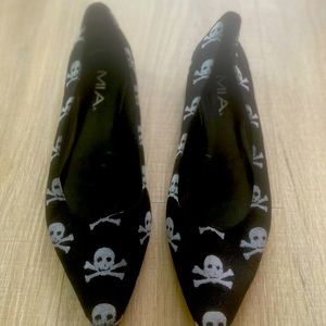 MIA size 9 black material flats with skulls